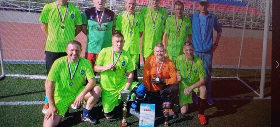Карпинские футболисты стали бронзовыми призерами на окружном первенстве среди ветеранов