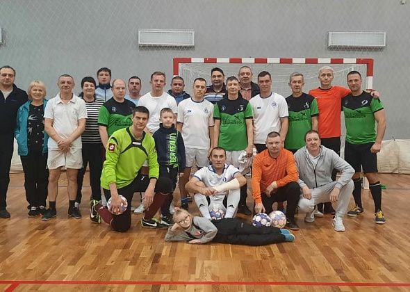 В Карпинске ветераны МВД сыграли между собой в футбол в память о почившем в прошлом году коллеге