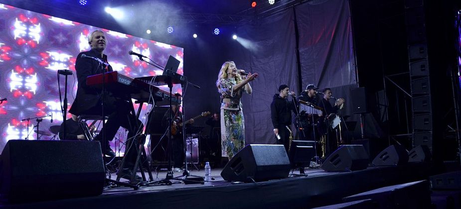 Казачьи танцы, звездные гости и предложение на сцене: Волчанск отпраздновал День города