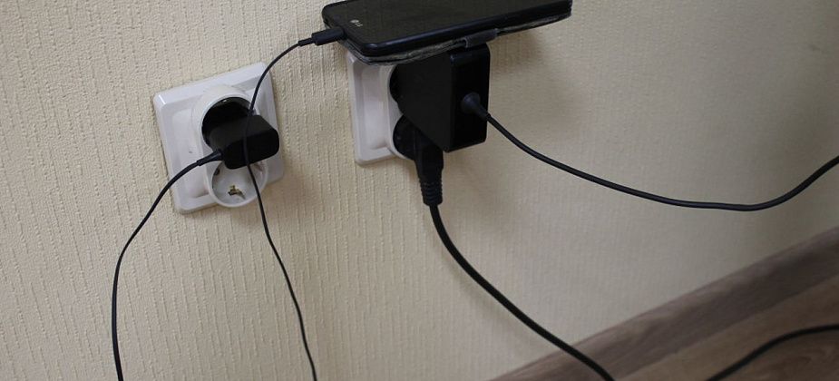 Девочку в Серове убил сотовый телефон, упавший в ванну? СКР проводит проверку 