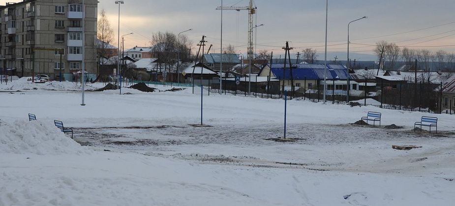 Строительство школьного стадиона продолжается. Рабочие рассказали, почему не успели сдать объект в срок