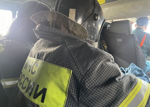 В Карпинске горел мусор в подъезде 