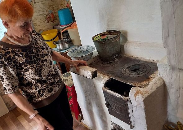 «Кирпичи выпали, плита треснула». Карпинская пенсионерка уже полгода ждет обещанного ремонта печи