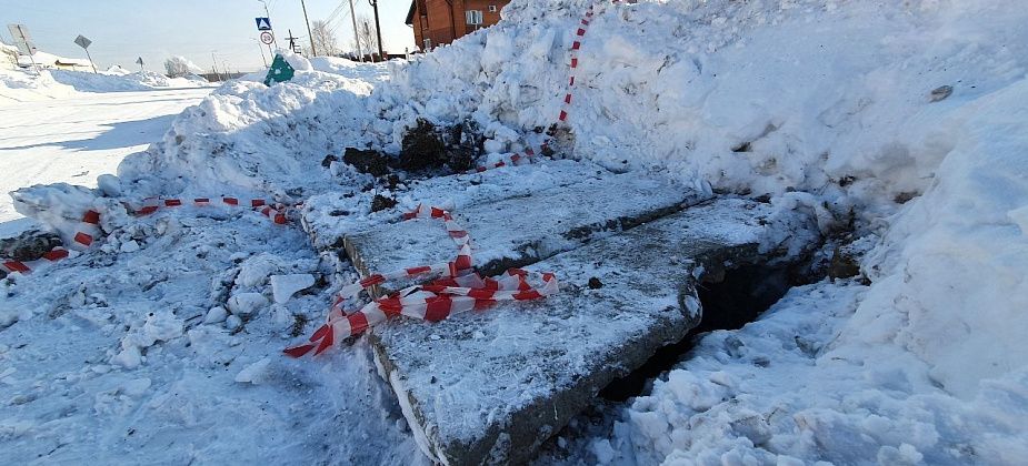 Коммунальщики заложили плитами провал на коммунальных сетях возле школы №2