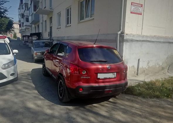 В Карпинске кто-то протаранил красный «Ниссан Кашкай». ГИБДД ищет очевидцев