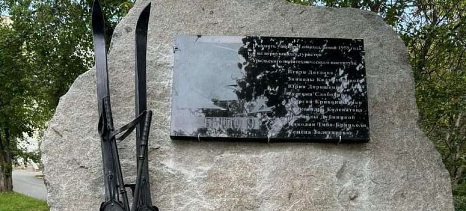 Про цыган, 500-килограммовый гроб и костер перед траурным залом. “Самое…” в работе “Обряда”