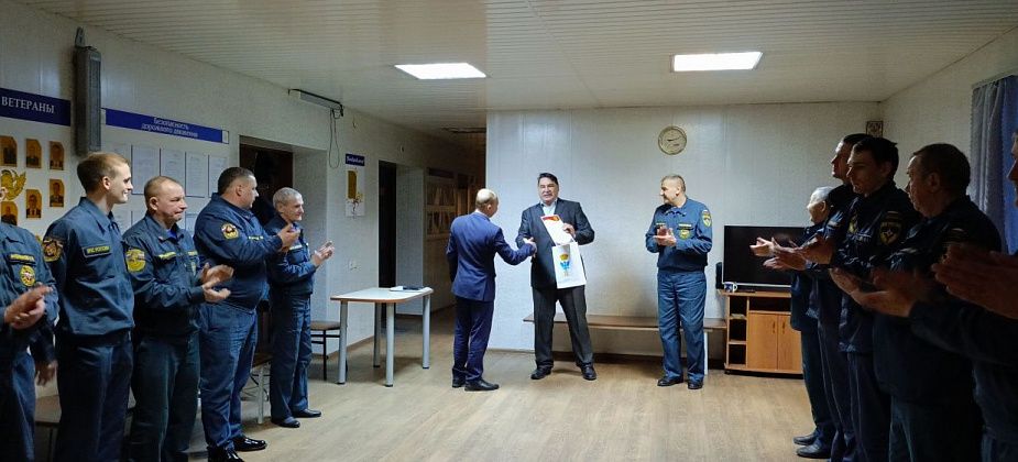Карпинские пожарные наградили главу поселка Сосновка за его добровольческую активность