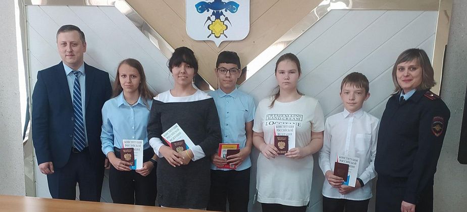 Карпинским подросткам вновь торжественно раздают паспорта