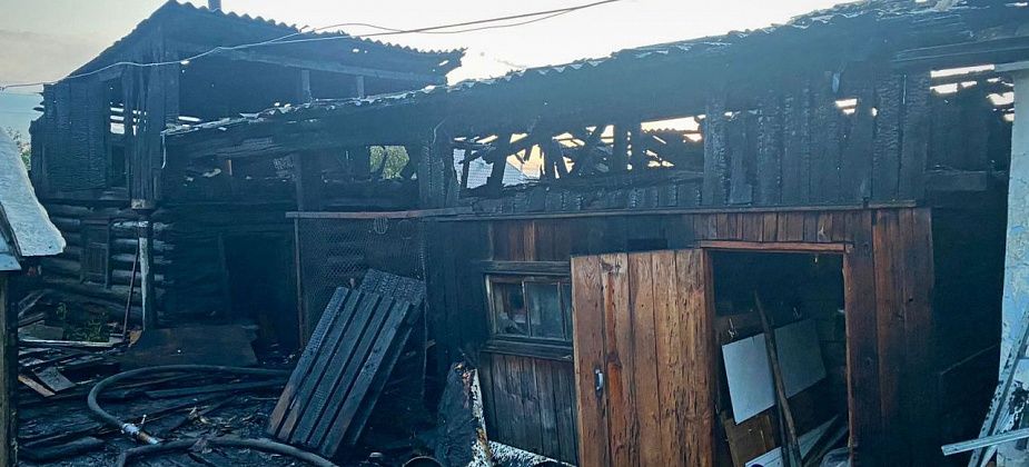 По Нахимова горели баня, два гаража и другие постройки