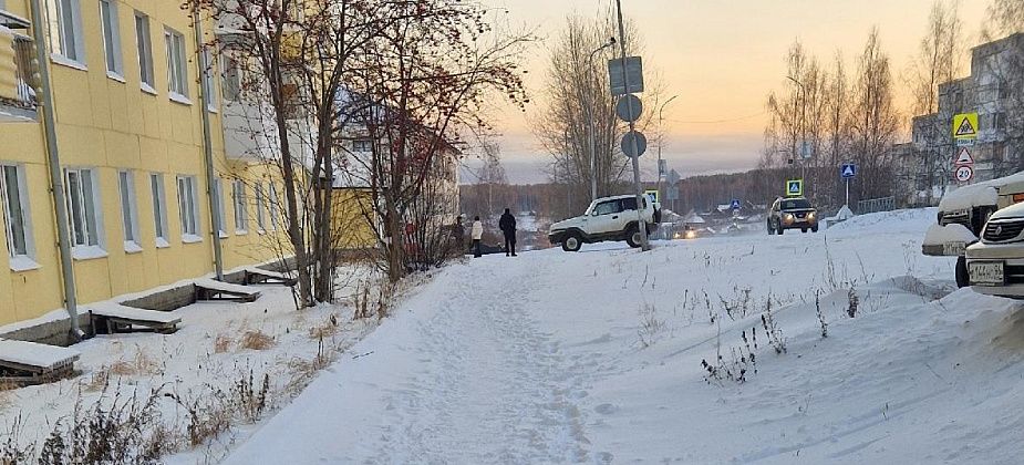 Пешеходы жалуются на нечищеные тротуары в южной части главной улицы Карпинска