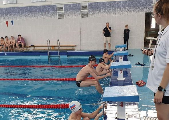 В Карпинске прошли городские соревнования по плаванию среди школьников