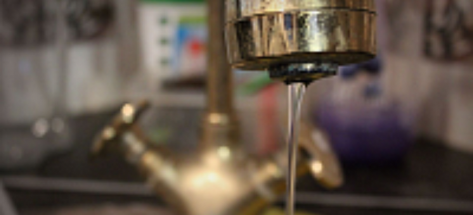 Жильцы двухэтажки по Максима Горького жалуются на слабый напор воды