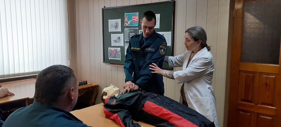 Карпинским пожарным напомнили, как нужно правильно оказывать первую помощь