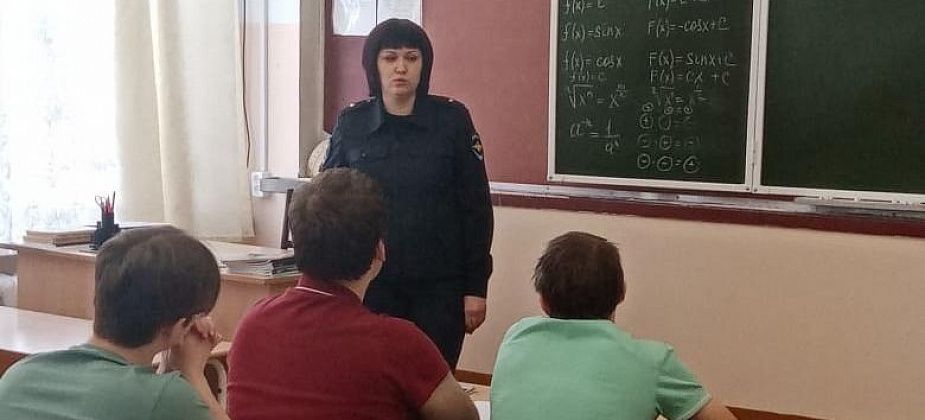 Студентам КМТ рассказали о кибермошенничестве и призвали не ходить на несанкционированные митинги