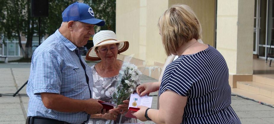 В Карпинске отметили День семьи и наградили знаками отличия самые крепкие супружеские пары