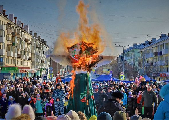 На центральной площади Карпинска поднимали гирю, танцевали и жгли чучело