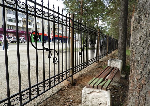 Комсомольский парк обносят двухметровым забором