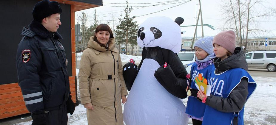 Юные инспекторы, «панда» и сотрудники ГИБДД поздравили автолюбительниц с наступающим женским днем