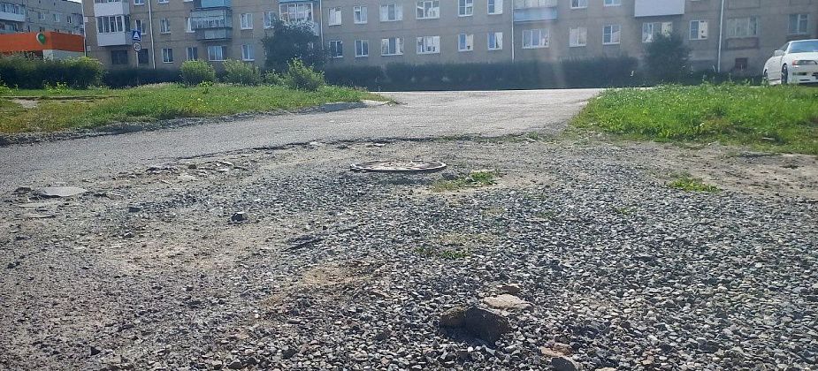 Жильцы дома №87 по Мира уже четвертый год ждут, когда въезд в их двор восстановят после ремонта труб