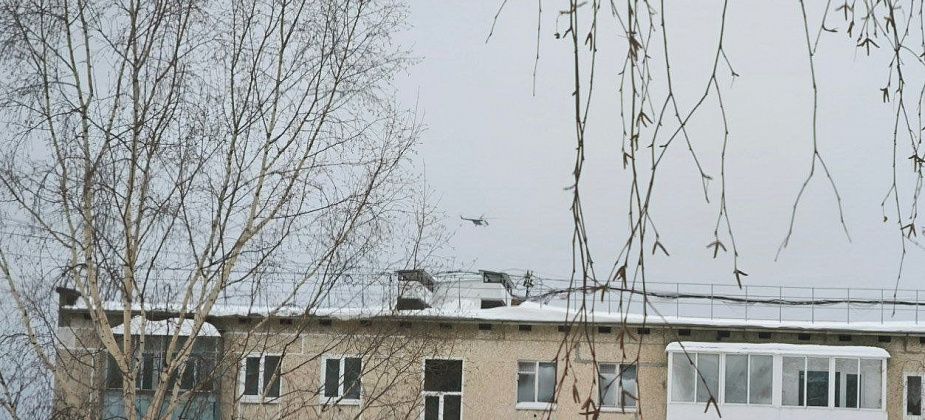 В мэрии рассказали, что за вертолет летает над Карпинском уже третий день