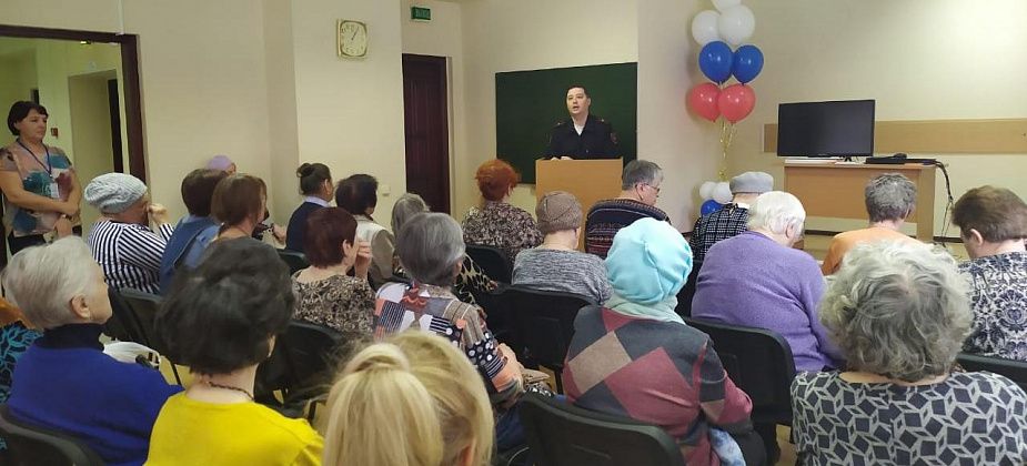 Полицейские пообщались с пожилыми карпинцами о том, как не стать жертвой мошенников