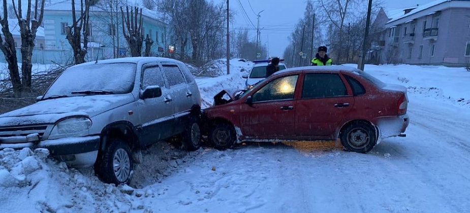 На Луначарского автомобиль с двумя детьми на борту попал в ДТП
