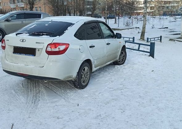 В Карпинске женщина устроила ДТП и скрылась. ГИБДД ищет очевидцев