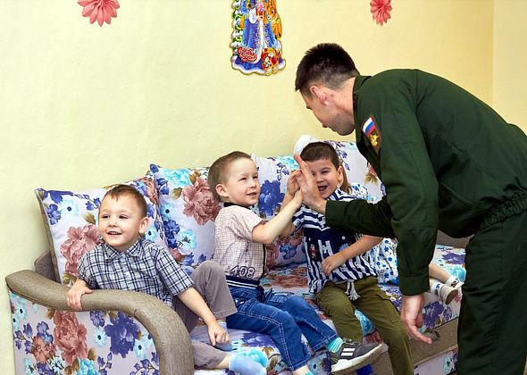Военные из Кытлыма подарили диван детскому отделению КЦСОН 