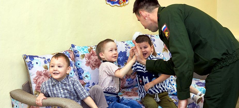 Военные из Кытлыма подарили диван детскому отделению КЦСОН 