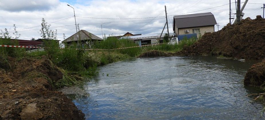 В Карпинске продолжается ремонт главного водовода