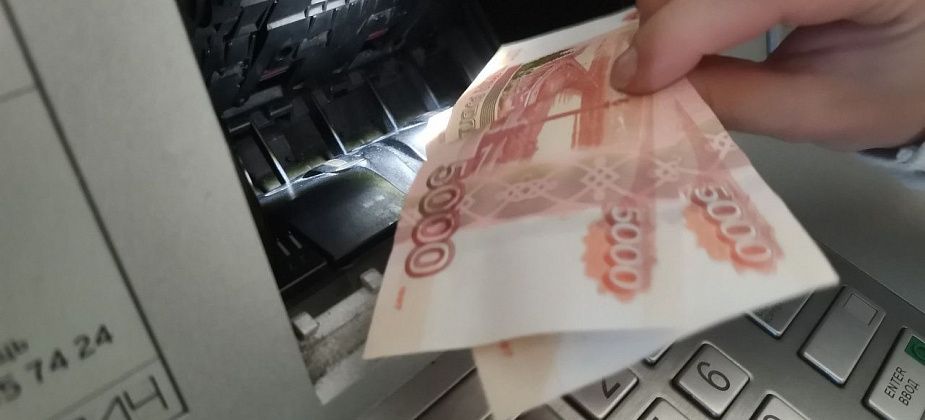 МВД предупредило о новой схеме мошенников с картой в банкомате