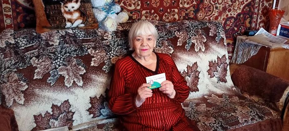 Карпинская пенсионерка поучаствовала в розыгрыше «Вечернего Карпинска» и выиграла сертификат в аптеку