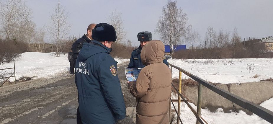 В Карпинске горожанам напомнили об опасности весеннего льда