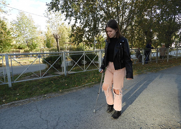 19-летней Диане Кокориной срочно нужна помощь. Девушка не может ходить самостоятельно