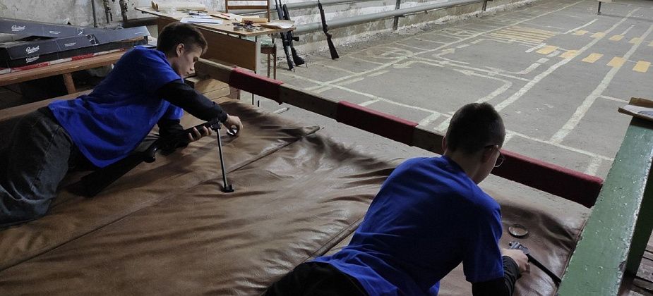 Студенты КМТ уже третий год подряд побеждают на окружных соревнованиях по стрельбе 