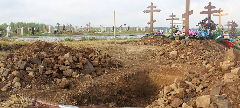 Больница Карпинска оставила без комментариев скандал на кладбище