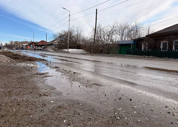 На Советской из-за засыпанных канав талая вода топит дорогу и тротуар