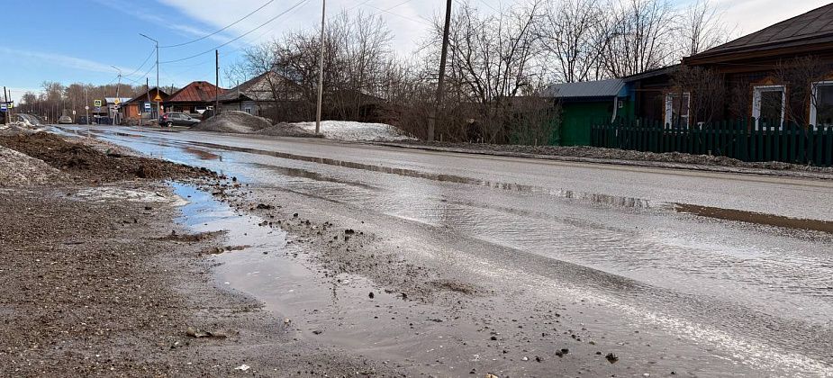 На Советской из-за засыпанных канав талая вода топит дорогу и тротуар