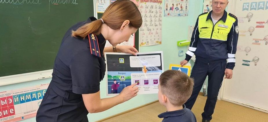 Сотрудники ГИБДД напомнили сельским школьникам об опасностях на дороге 