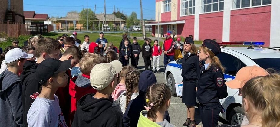 Отдыхающих в ДЮСШ посетили сотрудники ГИБДД и ПДН. Напоминали о безопасности