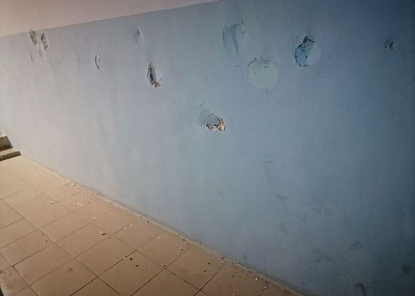Жильцы многоквартирного дома по Советской просят «боксера» перестать ломать стены в подъезде