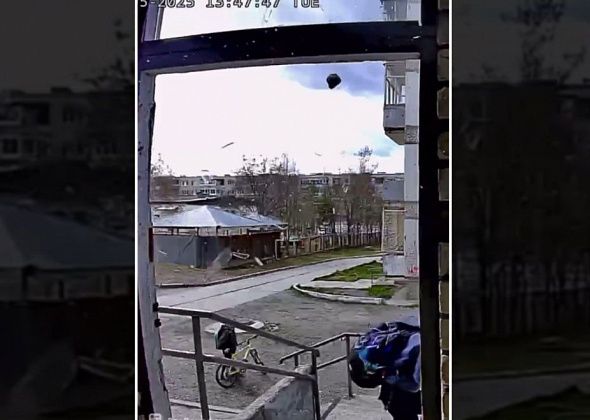 В Карпинске подростки разбили стекло подъезда и попали на камеру домофона