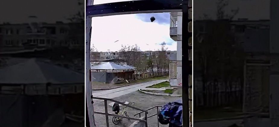 В Карпинске подростки разбили стекло подъезда и попали на камеру домофона
