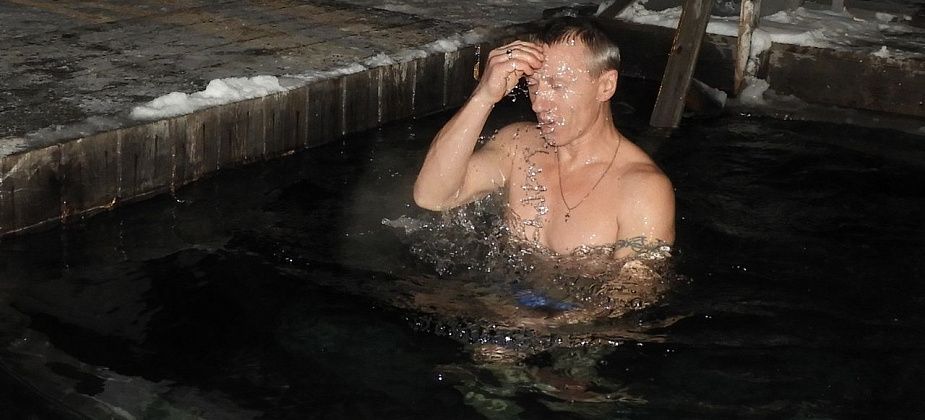 Сотни карпинцев окунулись в ледяную воду, чтобы укрепить здоровье и “смыть грехи”