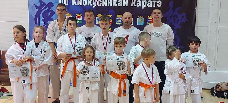 Спортсмены из карпинской федерации по карате заняли 14 призовых мест на окружных соревнованиях 