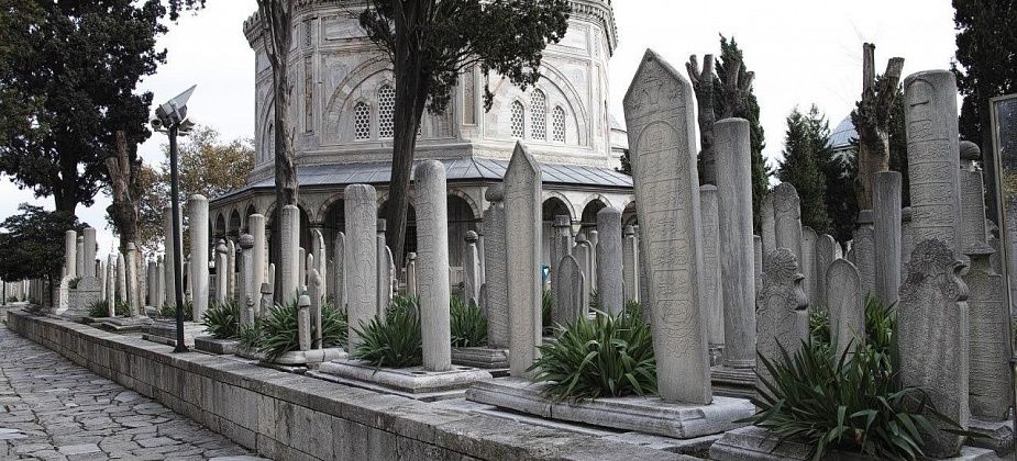 «Поистине, мы принадлежим Аллаху и к Нему же возвращаемся»