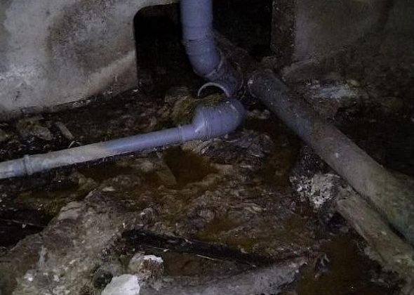 Жители пятиэтажного дома уже месяц страдают от утечки канализации в подвале