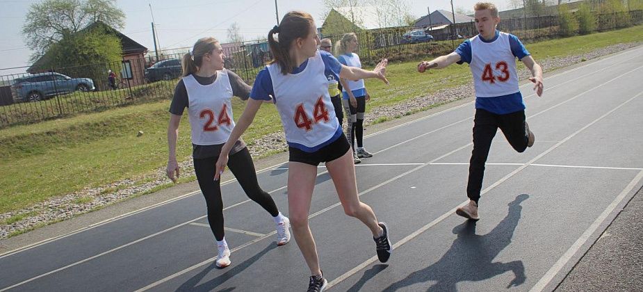 Победу в эстафете «Майская шиповка» разделили газовики и ученики школы №2