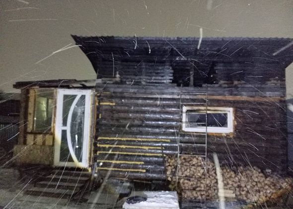 На выходных в Карпинске горела частная баня