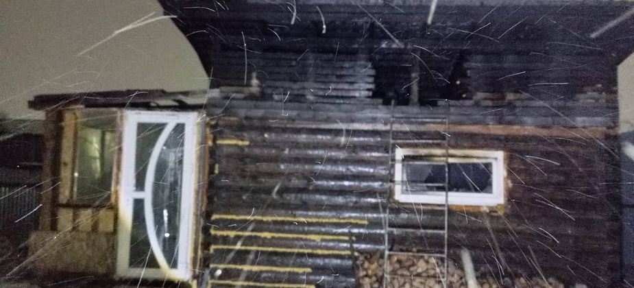 На выходных в Карпинске горела частная баня